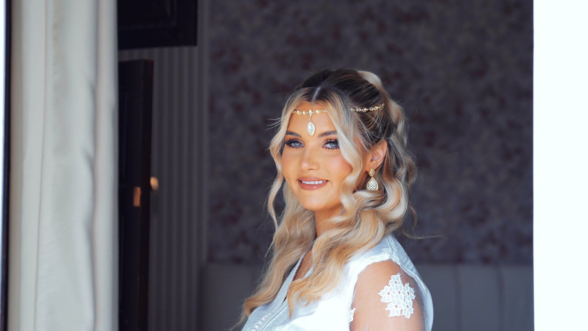 Bride portrait in a Marrakech riad on her wedding day